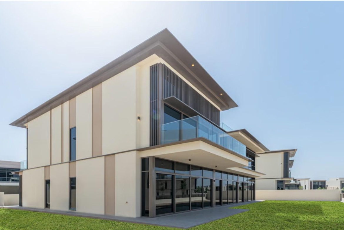 New Five-Bedroom Villa in Golf Place