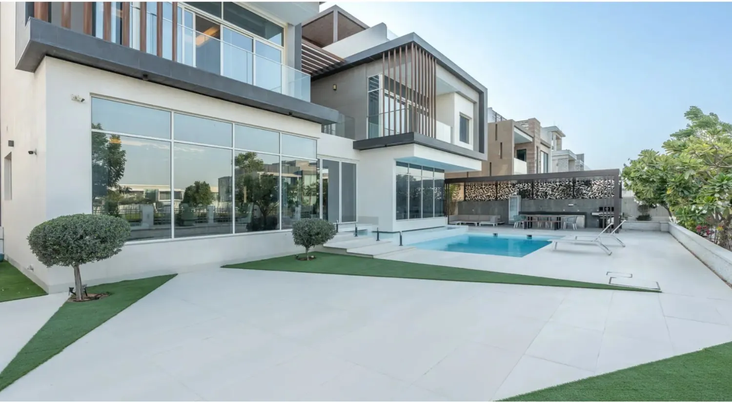 Single-Row Home with Bespoke Design