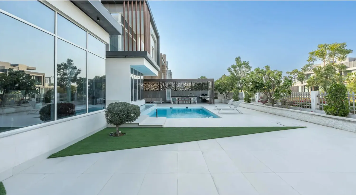 Single-Row Home with Bespoke Design