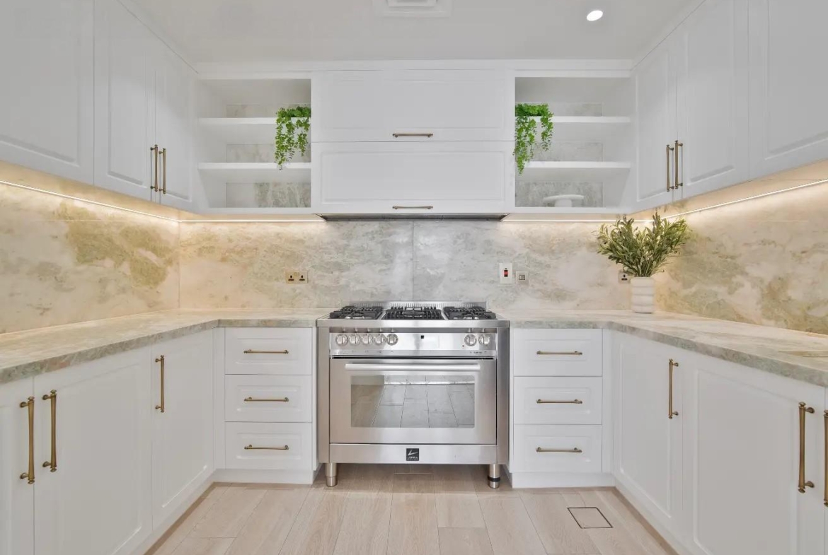 LUXURIOUSLY APPOINTED GRAND RESIDENCE