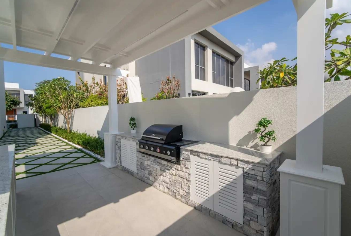 LUXURIOUSLY APPOINTED GRAND RESIDENCE