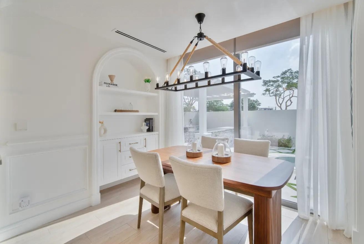 LUXURIOUSLY APPOINTED GRAND RESIDENCE