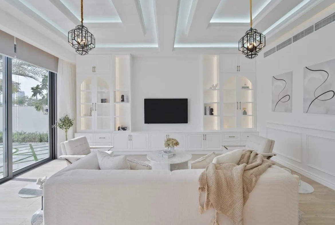 LUXURIOUSLY APPOINTED GRAND RESIDENCE