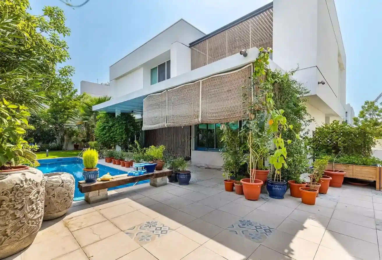 Luxury 6-bed villa in The Parkway