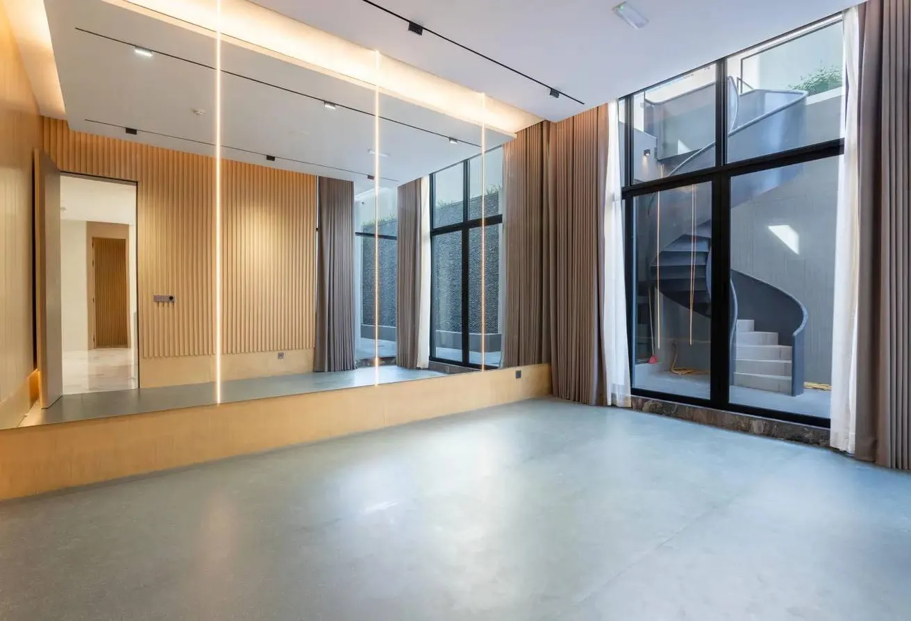 Ultra-Luxury 6-Bedroom Villa