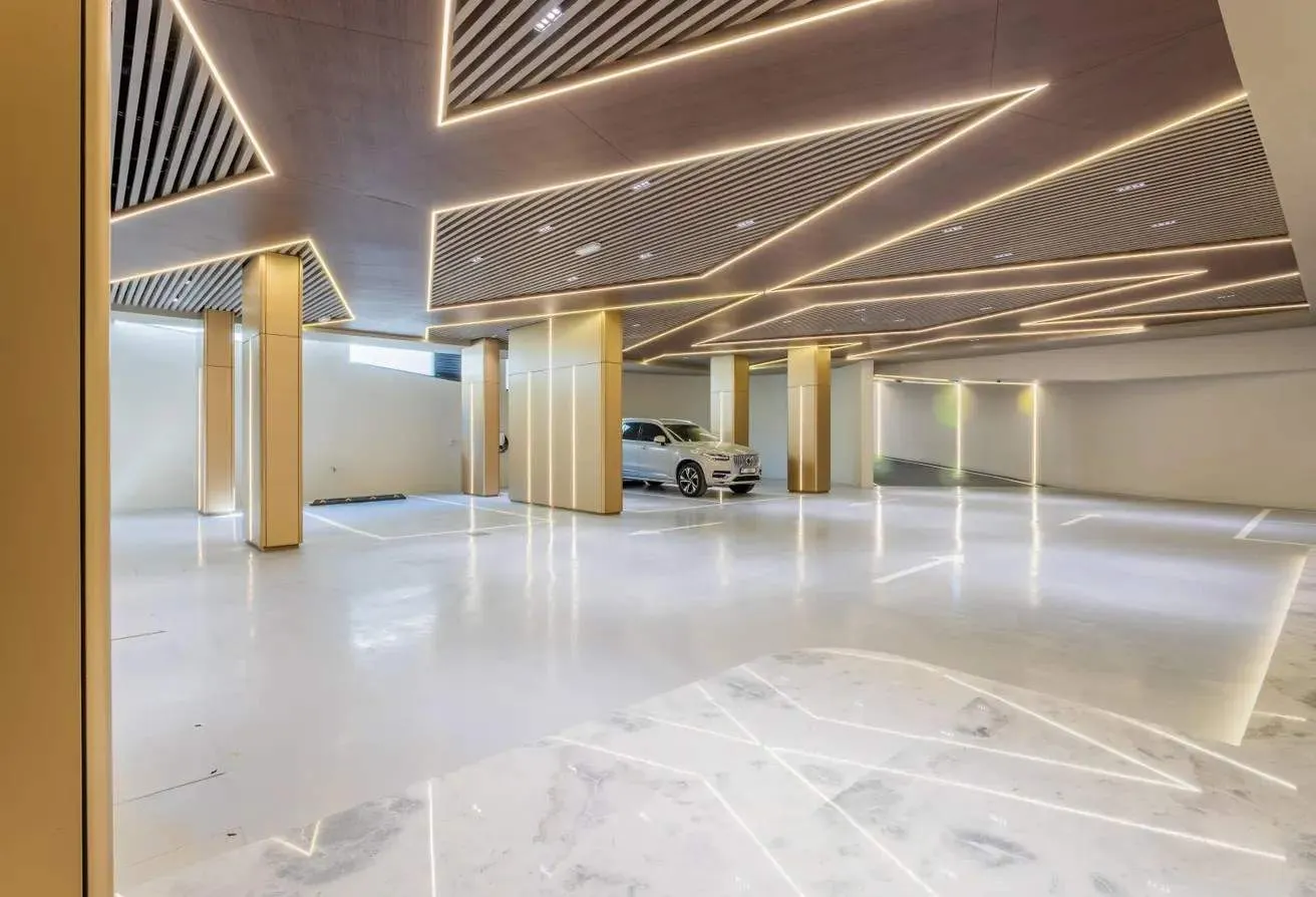 Ultra-Luxury 6-Bedroom Villa